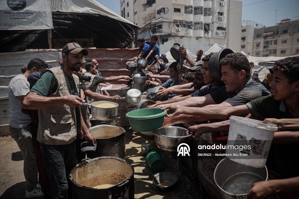 Palestinians struggle with hunger in Gaza wait for food