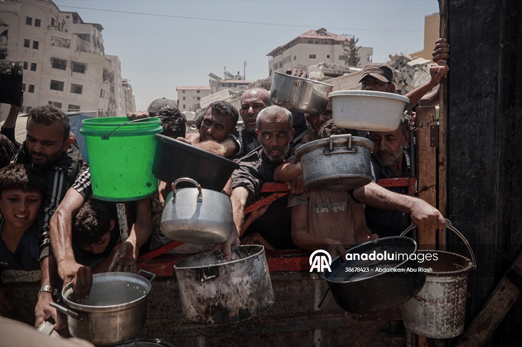 Palestinians struggle with hunger in Gaza wait for food