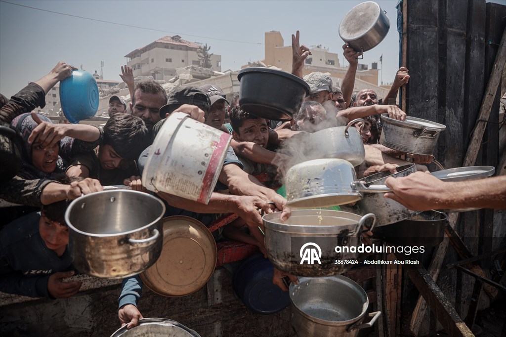 Palestinians struggle with hunger in Gaza wait for food