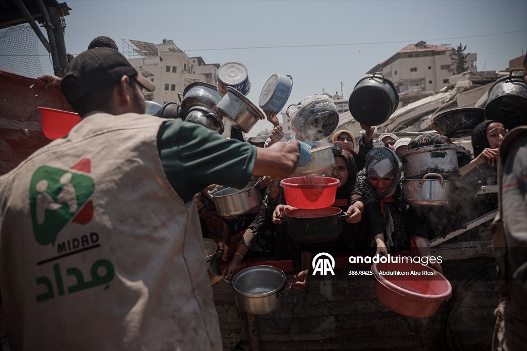 Palestinians struggle with hunger in Gaza wait for food
