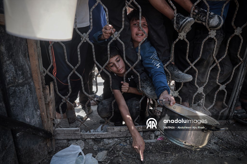 Palestinians struggle with hunger in Gaza wait for food