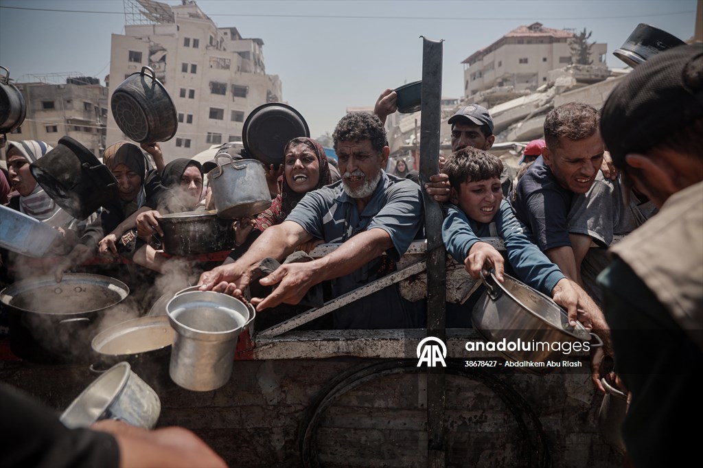 Palestinians struggle with hunger in Gaza wait for food