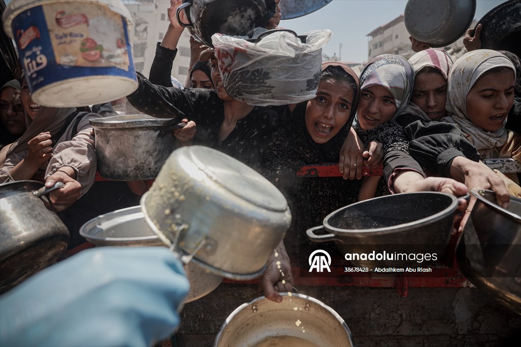 Palestinians struggle with hunger in Gaza wait for food