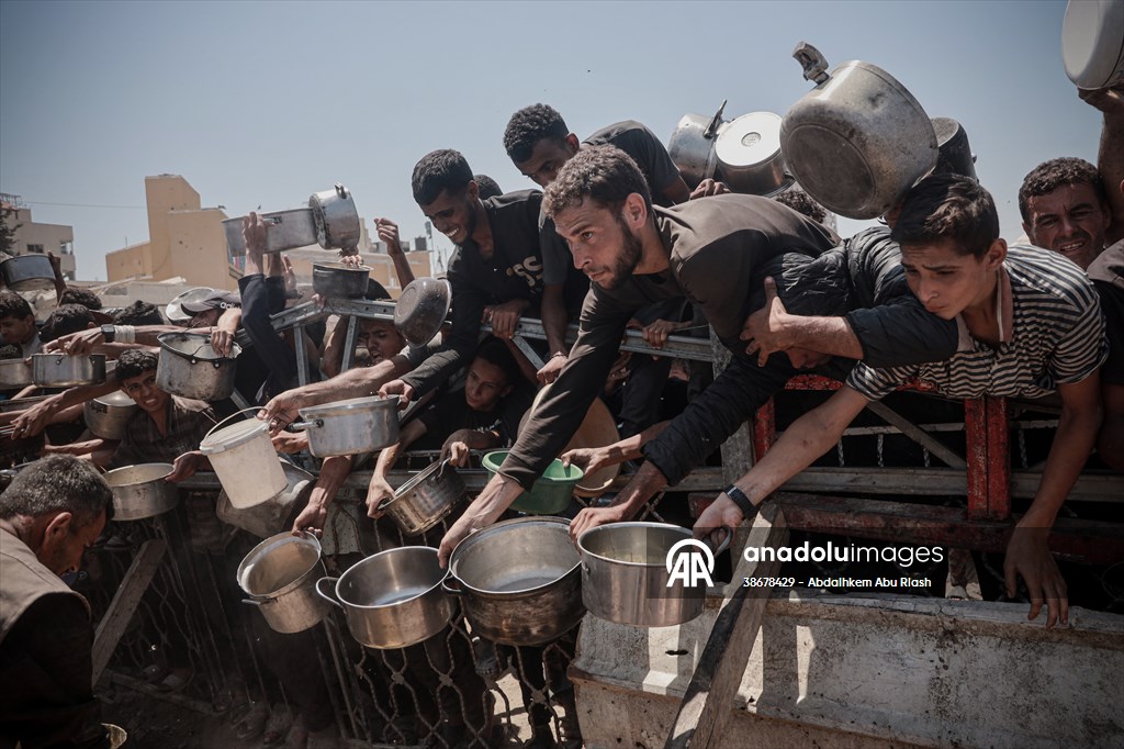 Palestinians struggle with hunger in Gaza wait for food