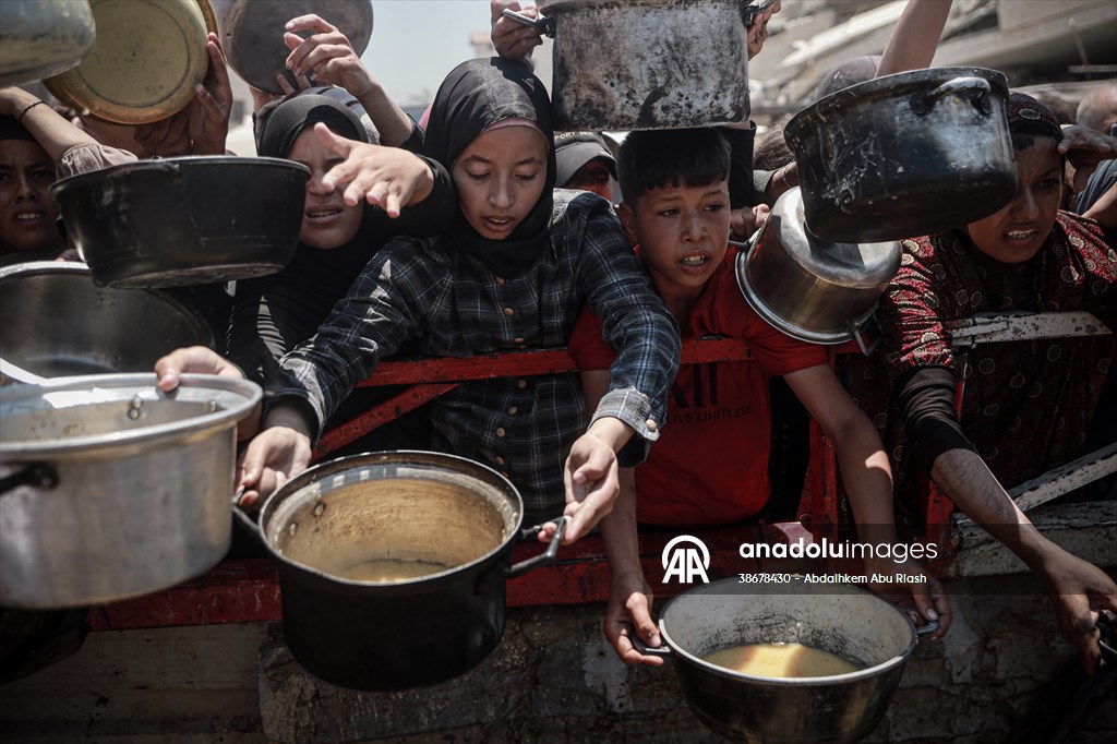 Palestinians struggle with hunger in Gaza wait for food