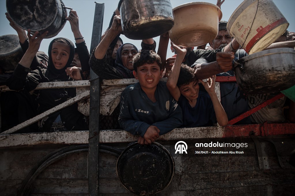 Palestinians struggle with hunger in Gaza wait for food