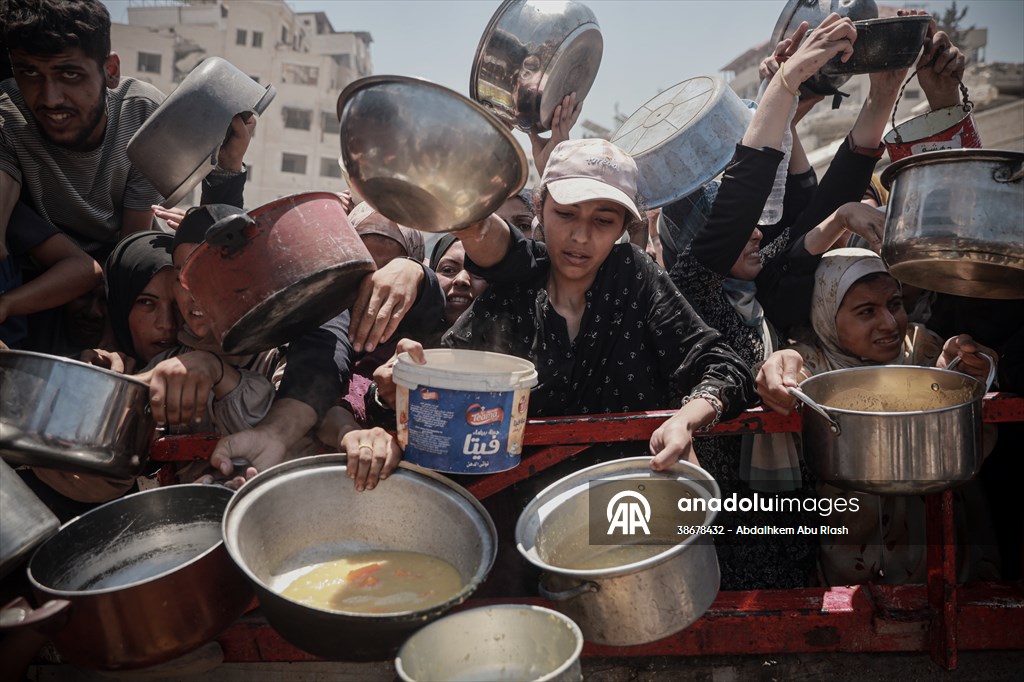 Palestinians struggle with hunger in Gaza wait for food