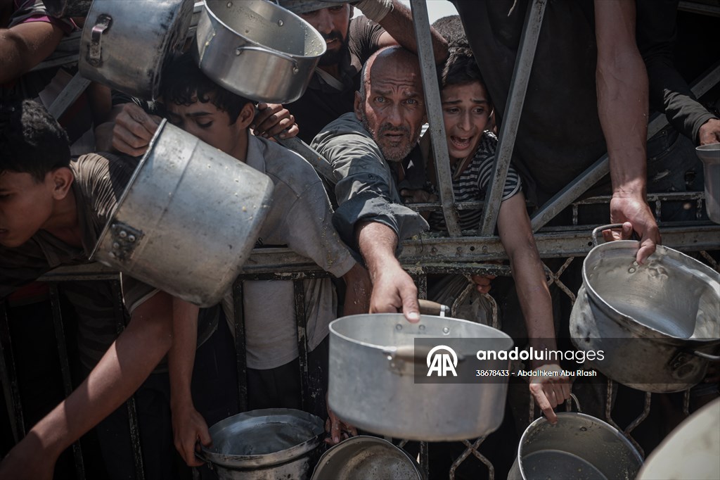 Palestinians struggle with hunger in Gaza wait for food