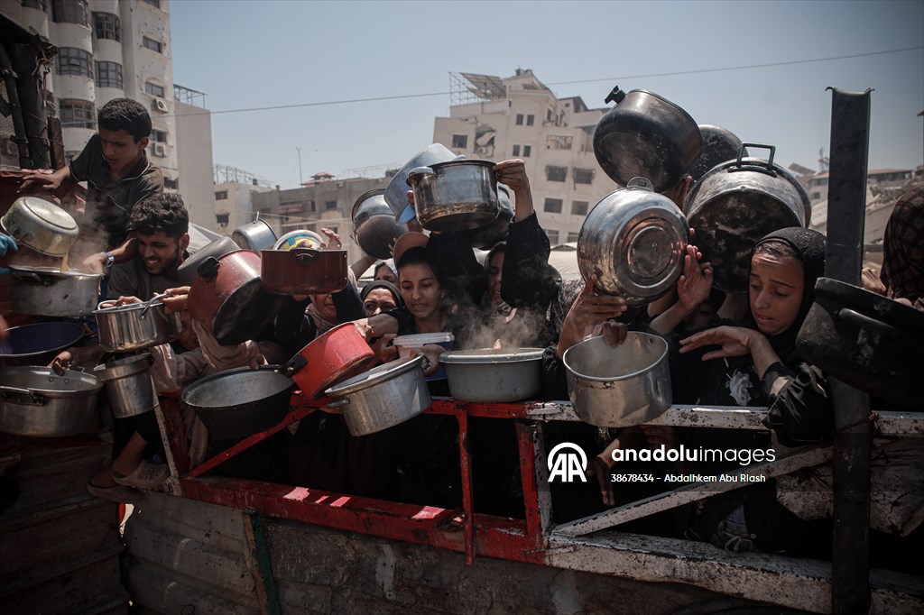 Palestinians struggle with hunger in Gaza wait for food