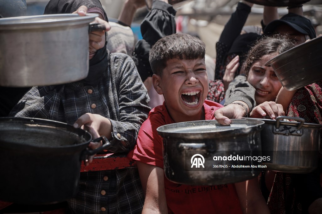 Palestinians struggle with hunger in Gaza wait for food