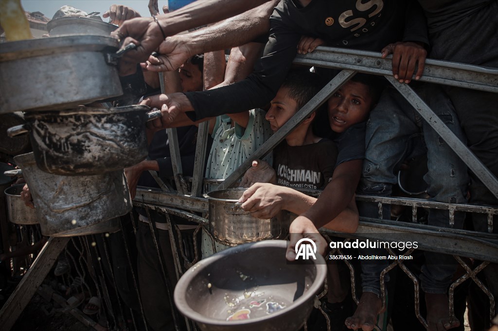 Palestinians struggle with hunger in Gaza wait for food