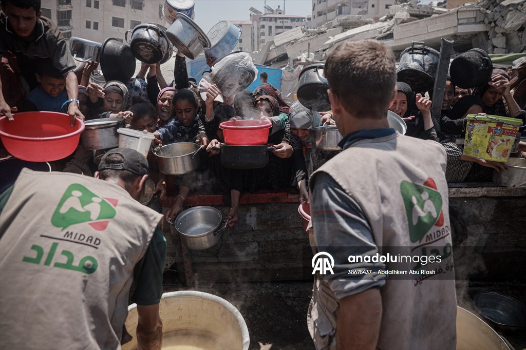 Palestinians struggle with hunger in Gaza wait for food
