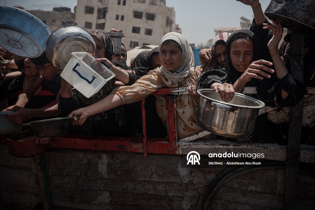 Palestinians struggle with hunger in Gaza wait for food