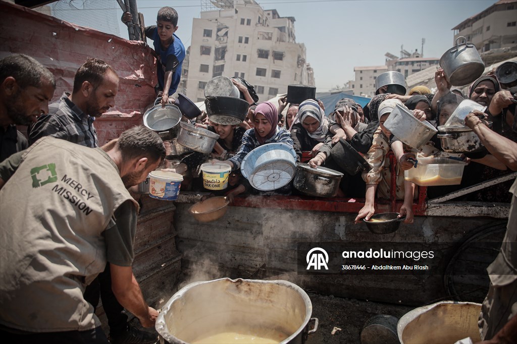 Palestinians struggle with hunger in Gaza wait for food