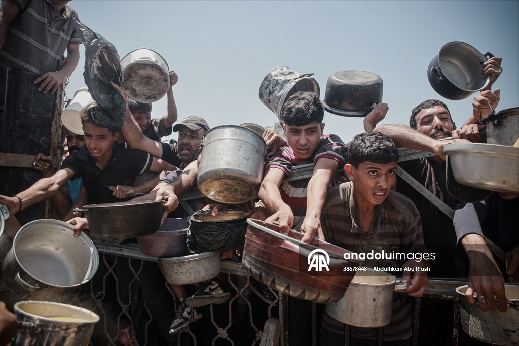 Palestinians struggle with hunger in Gaza wait for food
