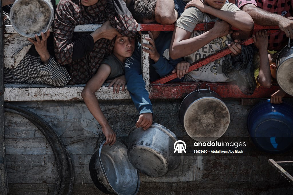 Palestinians struggle with hunger in Gaza wait for food