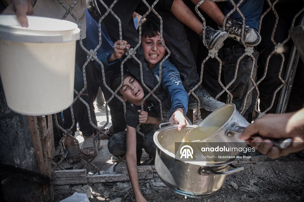 Palestinians struggle with hunger in Gaza wait for food