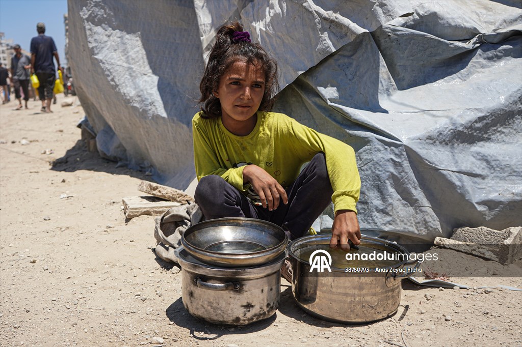 Gazze'de açlıkla mücadele eden Filistinlilere, yemek dağıtıldı