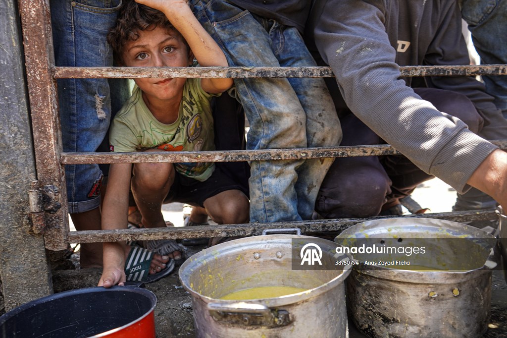 Gazze'de açlıkla mücadele eden Filistinlilere, yemek dağıtıldı
