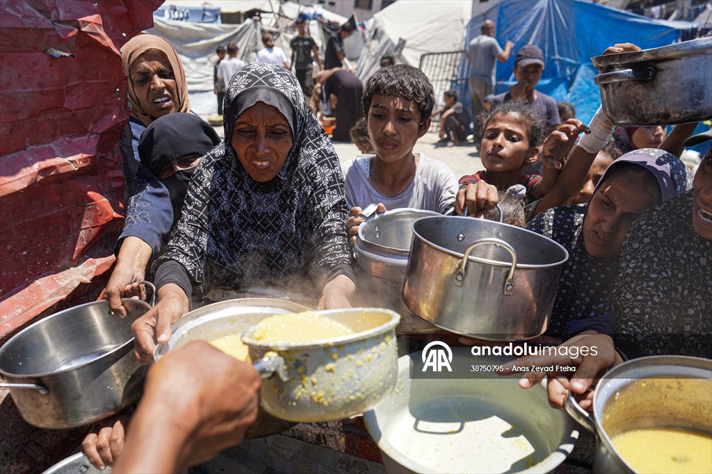 Gazze'de açlıkla mücadele eden Filistinlilere, yemek dağıtıldı