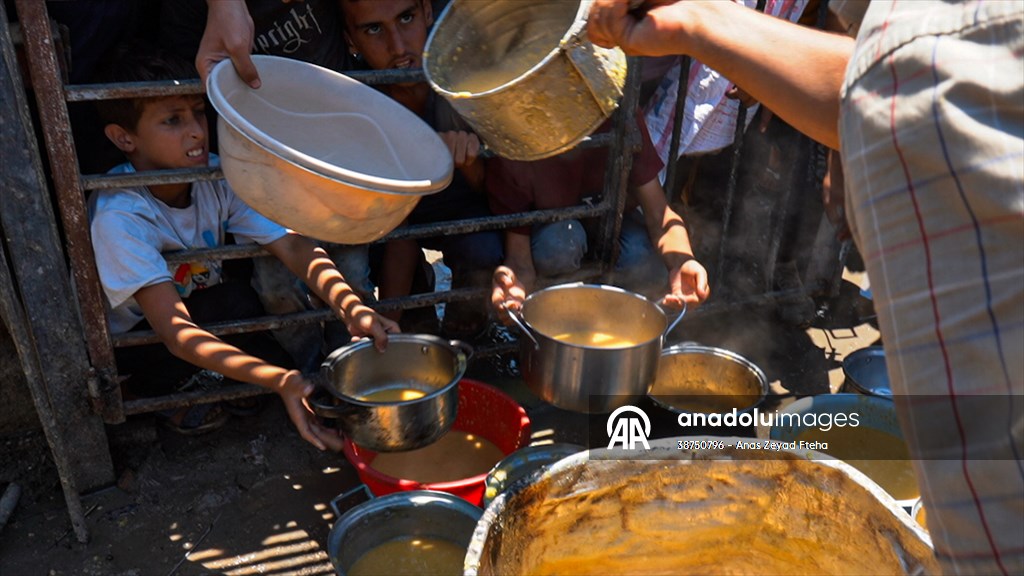 Gazze'de açlıkla mücadele eden Filistinlilere, yemek dağıtıldı