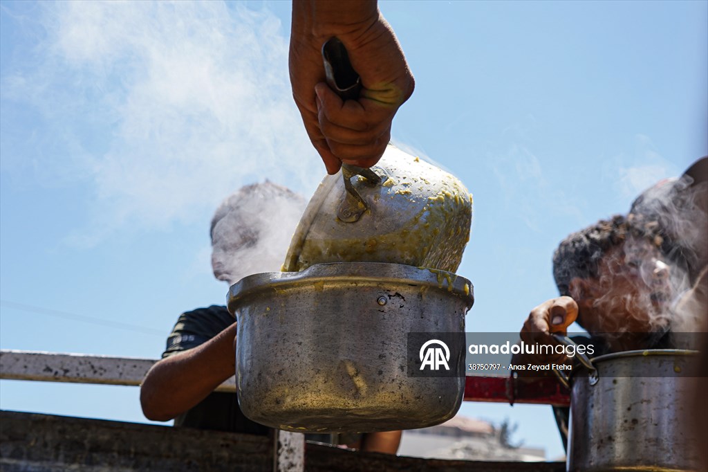 Gazze'de açlıkla mücadele eden Filistinlilere, yemek dağıtıldı