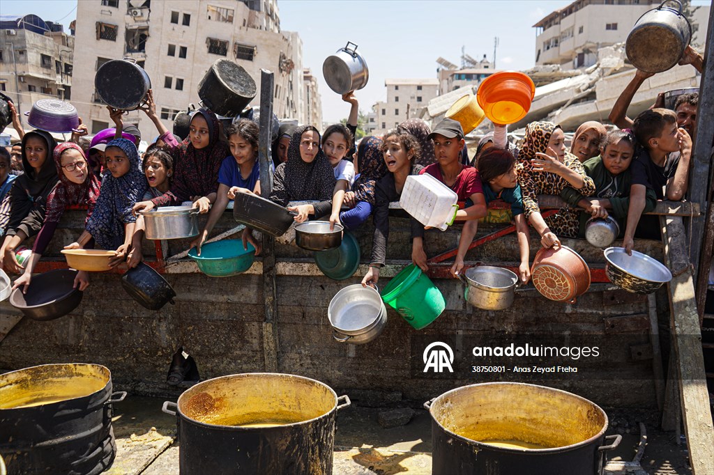 Gazze'de açlıkla mücadele eden Filistinlilere, yemek dağıtıldı