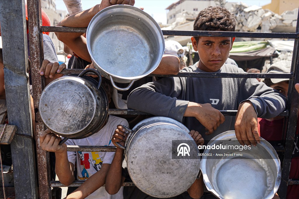 Gazze'de açlıkla mücadele eden Filistinlilere, yemek dağıtıldı