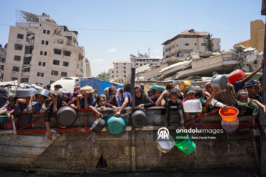 Gazze'de açlıkla mücadele eden Filistinlilere, yemek dağıtıldı