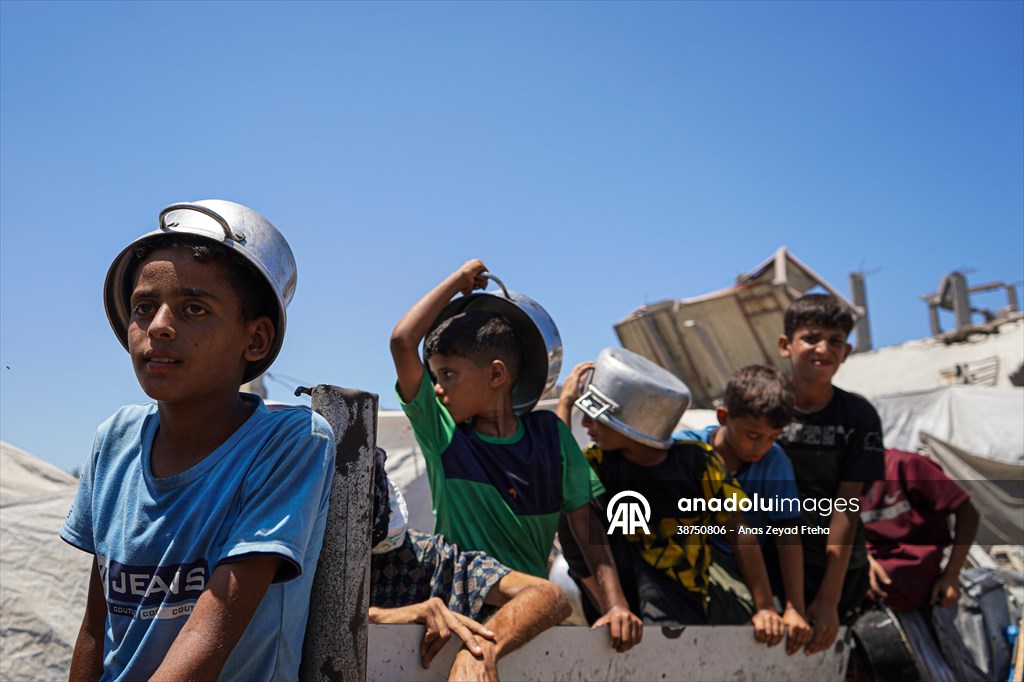 Gazze'de açlıkla mücadele eden Filistinlilere, yemek dağıtıldı