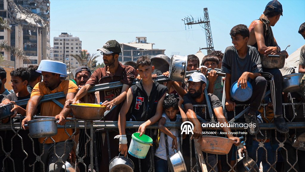 Gazze'de açlıkla mücadele eden Filistinlilere, yemek dağıtıldı