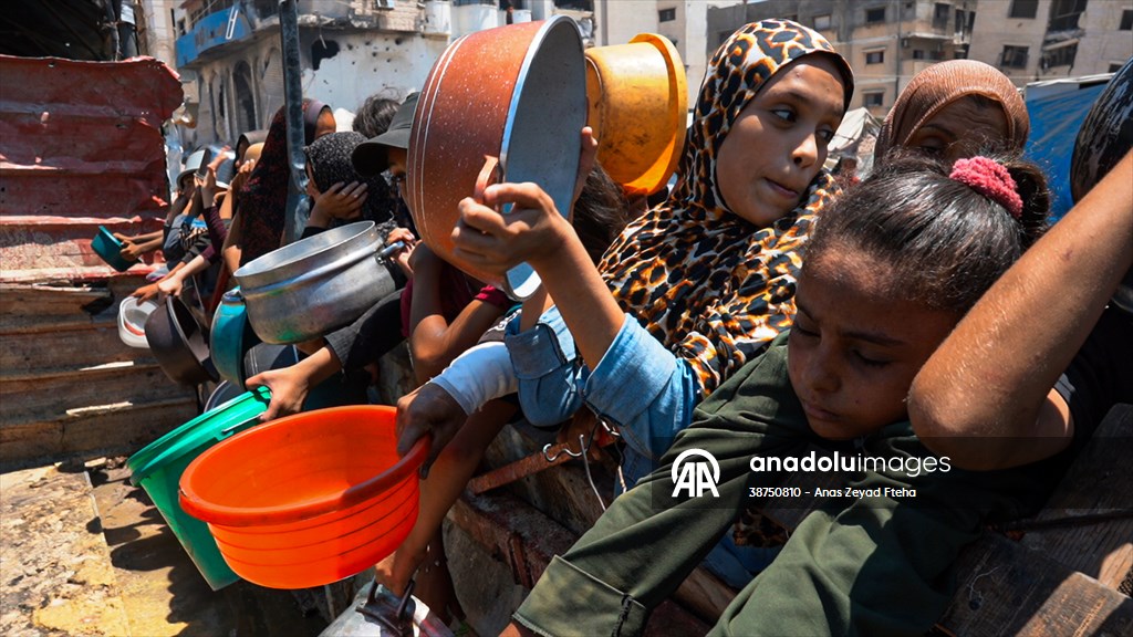 Gazze'de açlıkla mücadele eden Filistinlilere, yemek dağıtıldı