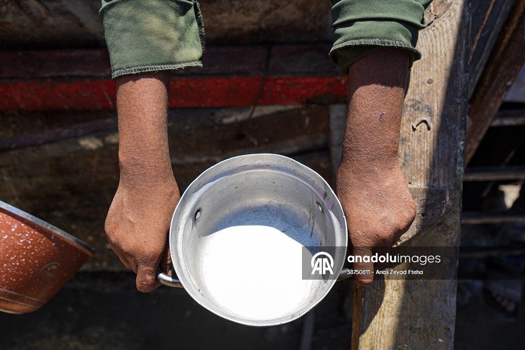 Gazze'de açlıkla mücadele eden Filistinlilere, yemek dağıtıldı