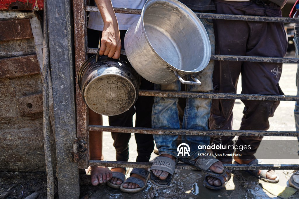 Gazze'de açlıkla mücadele eden Filistinlilere, yemek dağıtıldı