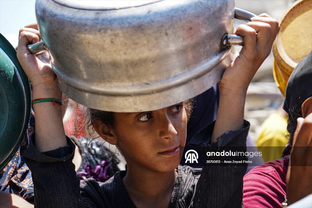 Gazze'de açlıkla mücadele eden Filistinlilere, yemek dağıtıldı