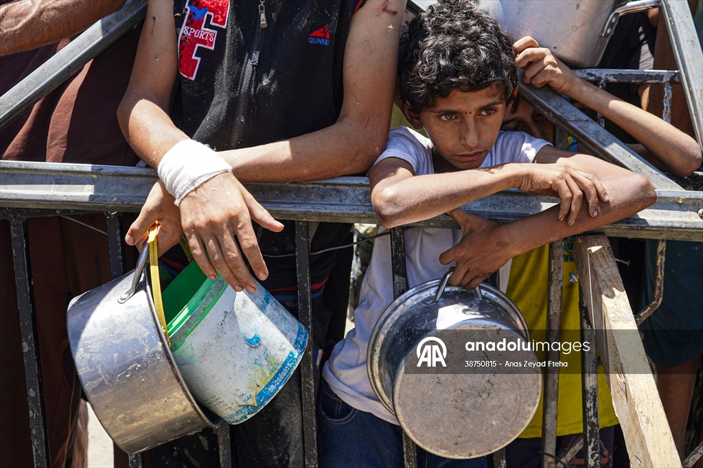 Gazze'de açlıkla mücadele eden Filistinlilere, yemek dağıtıldı