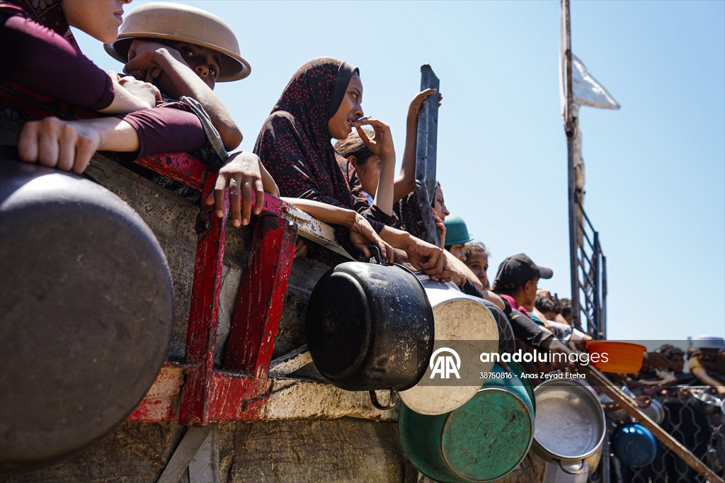 Gazze'de açlıkla mücadele eden Filistinlilere, yemek dağıtıldı