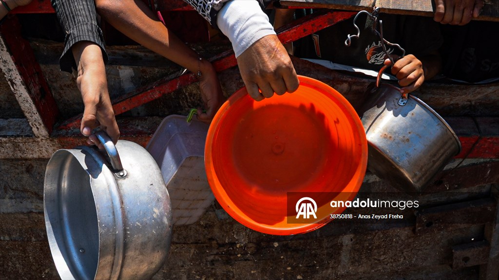 Gazze'de açlıkla mücadele eden Filistinlilere, yemek dağıtıldı