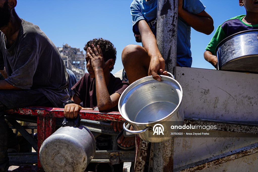 Gazze'de açlıkla mücadele eden Filistinlilere, yemek dağıtıldı