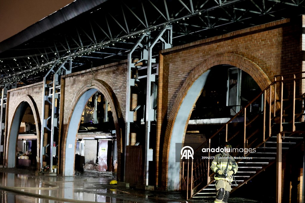 Rusya'nın St. Petersburg kentinde pazar yerinde yangın çıktı