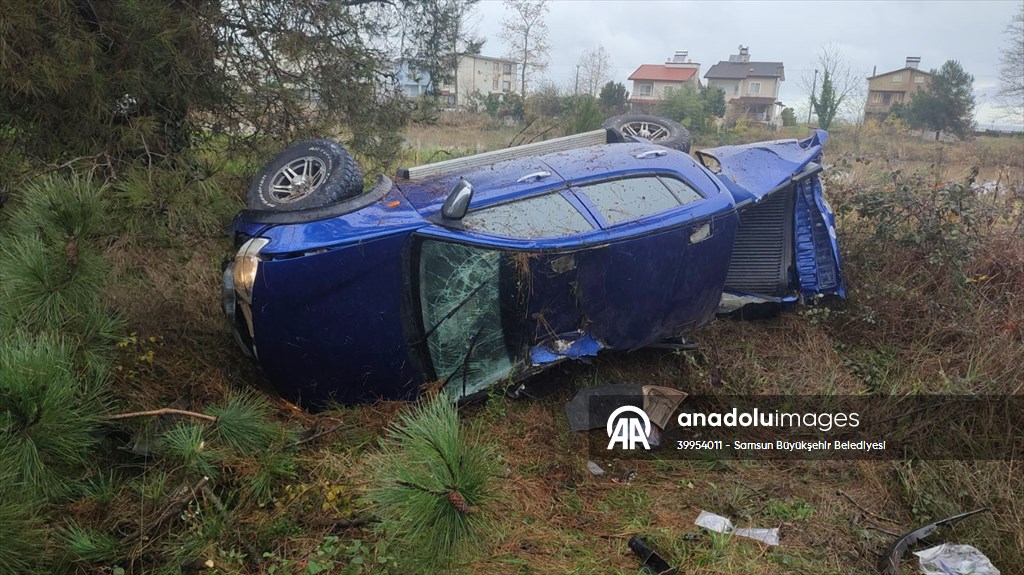 Samsun'da devrilen otomobilin sürücüsü yaralandı