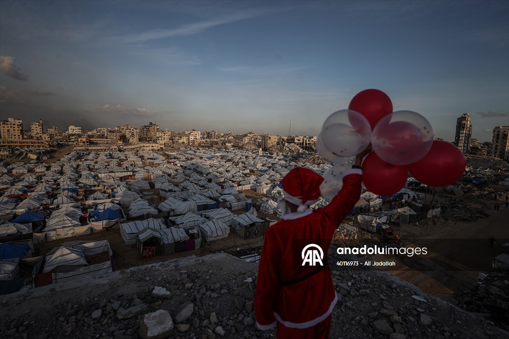 Volunteers dressed as Santa bring joy to children in Gaza
