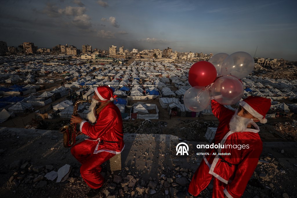 Volunteers dressed as Santa bring joy to children in Gaza