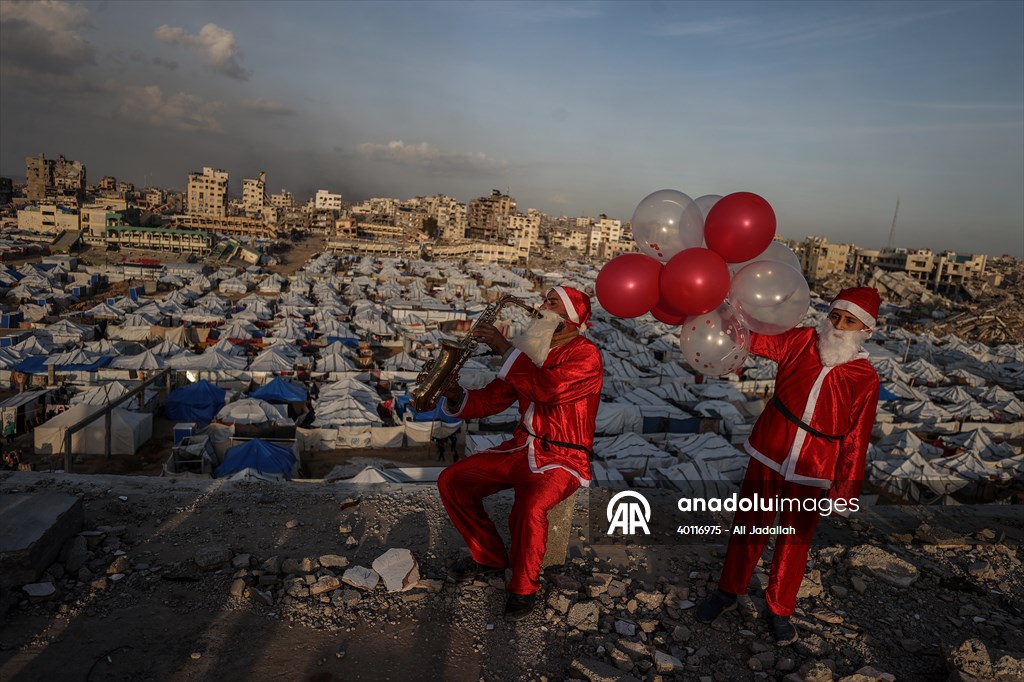 Volunteers dressed as Santa bring joy to children in Gaza