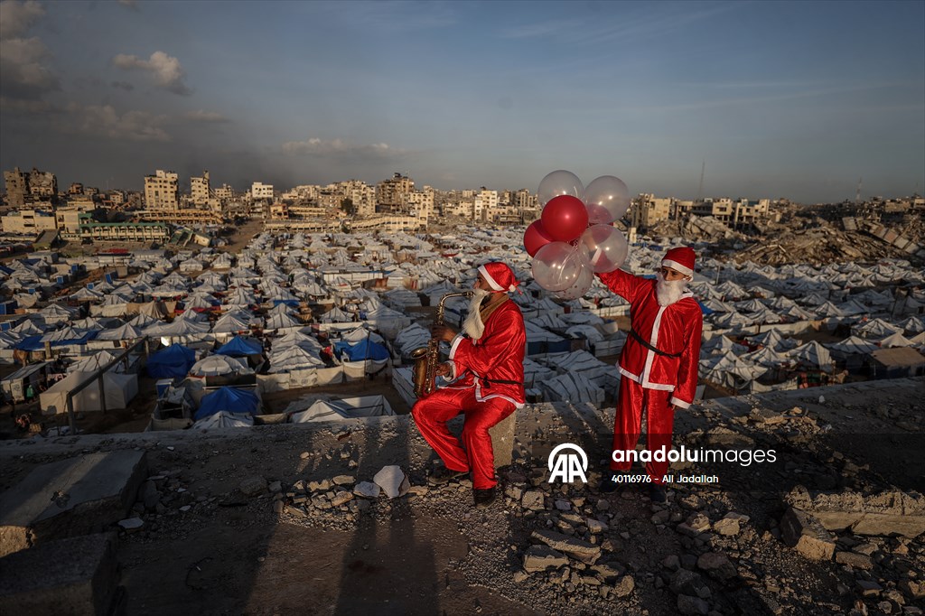 Volunteers dressed as Santa bring joy to children in Gaza