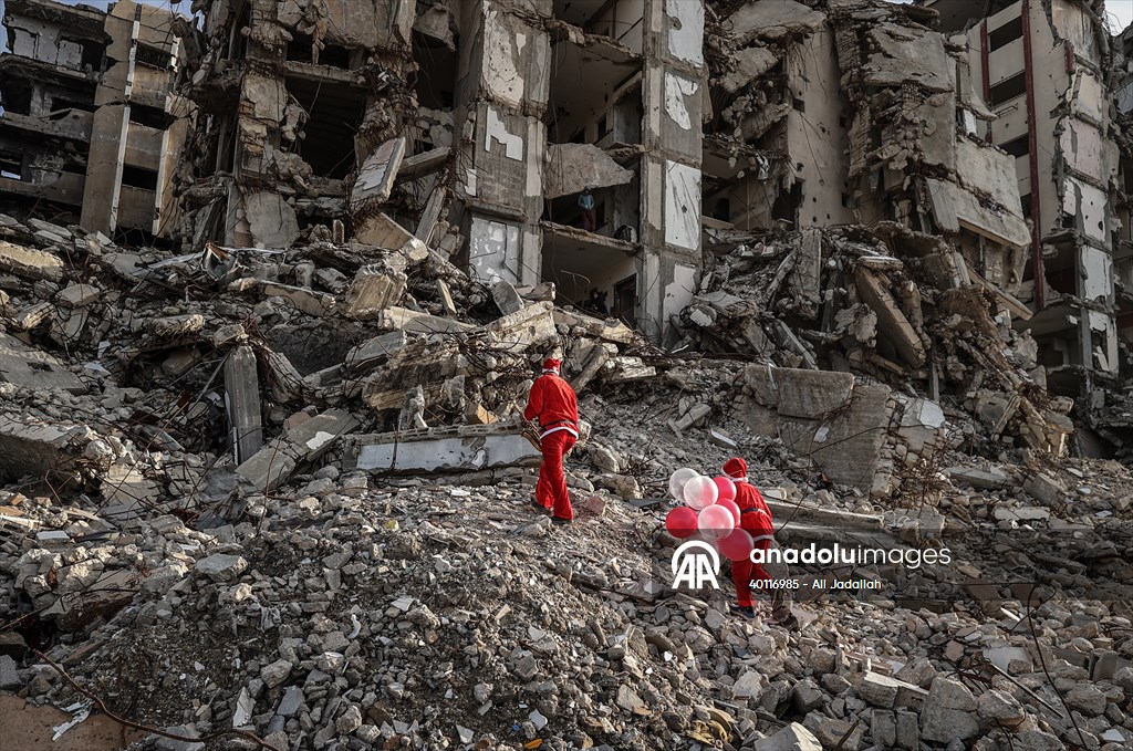 Volunteers dressed as Santa bring joy to children in Gaza
