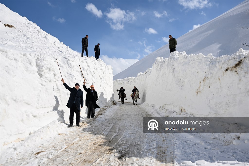 'Kar koridoru'ndan geçerek ilçeye ulaşıyorlar