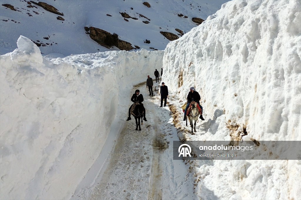 'Kar koridoru'ndan geçerek ilçeye ulaşıyorlar