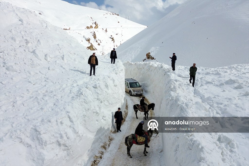 'Kar koridoru'ndan geçerek ilçeye ulaşıyorlar