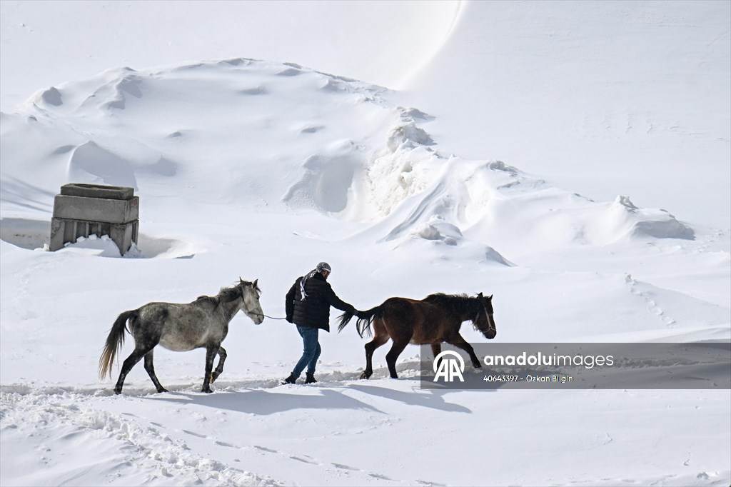 'Kar koridoru'ndan geçerek ilçeye ulaşıyorlar